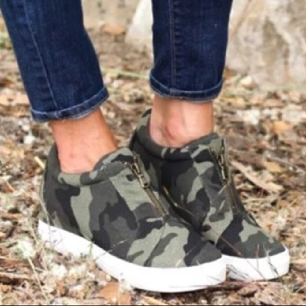 Boutique brand La Sheelah Dex camo zip sneakers with hidden wedge sz 8.5